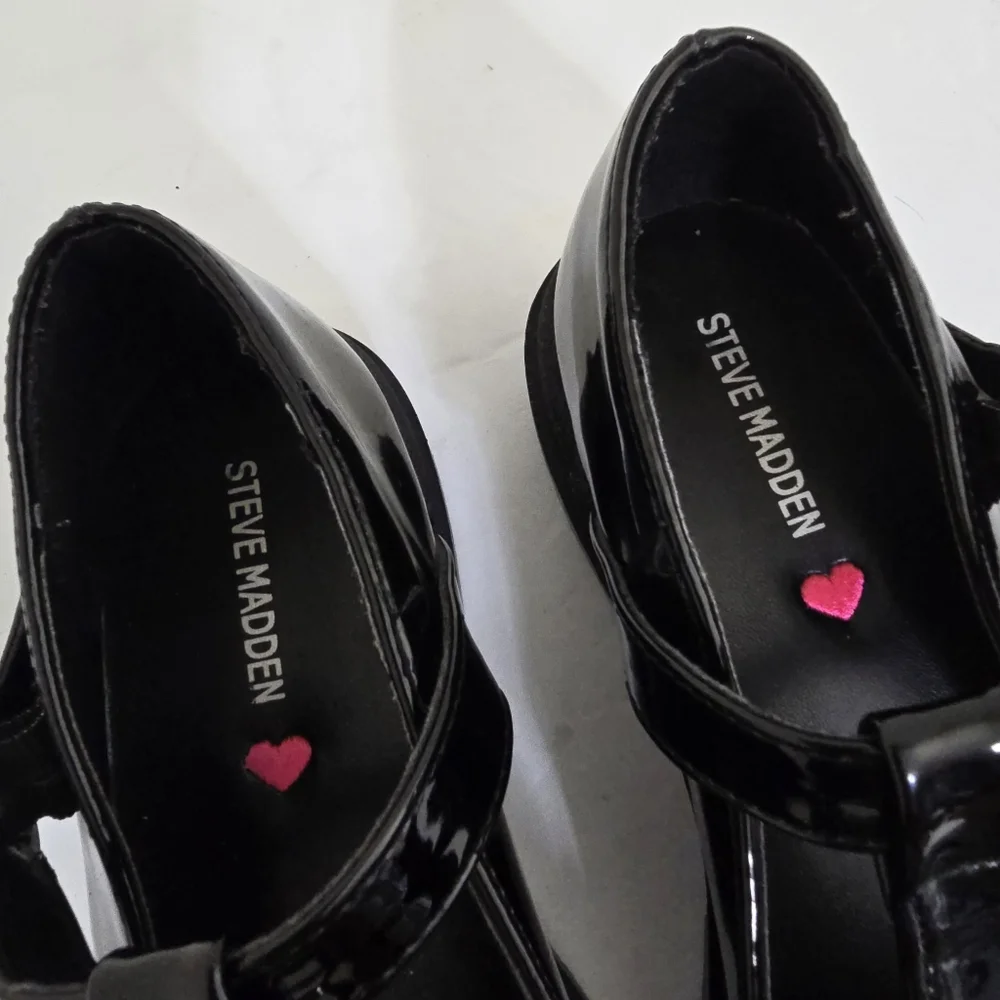 STEVE MADDEN girl's size 4 Lug T Strap Buckle‎ Mary Jane Shoes Black Patent